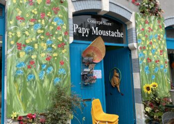PAPY MOUSTACHE DE MONTMARTRE BROCANTE